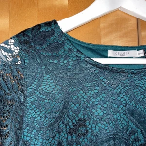 Grön spets klänning - Fint/använt skick. Köpt secondhand. Kan skicka fler bilder.