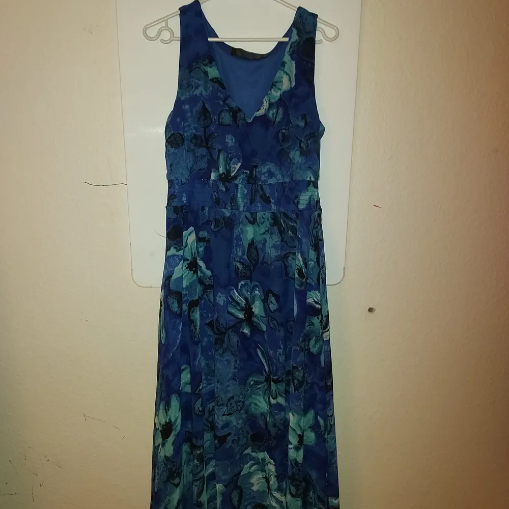Fin blå klänning bara inte i min stil, fick den av min mamma som aldrig använt den. . Klänningar.