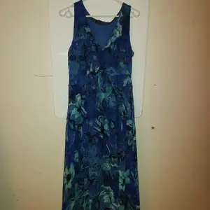 Fin blå klänning bara inte i min stil, fick den av min mamma som aldrig använt den. 