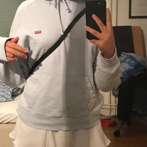 levis hoodie ljusblå - En superfin ljusblå hoodie från levis. Nypris 800kr och knappt använd endast en gång. Säljer då den tyvärr ej kommer till användning och jag skulle behöva pengarna. Tröjan är i storlek XS. Frakt EJ inräknat i priset💞