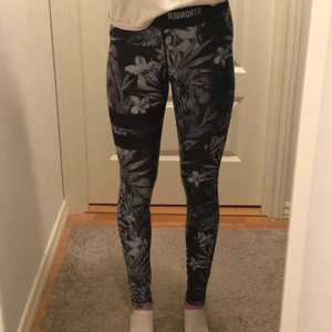 Stronger Pompeii storlek XS - Jag säljer dessa strongers i storlek XS. Väldigt sköna och bekväma. Sitter bra på mig som är 168. Frakten ingår i priset!💗