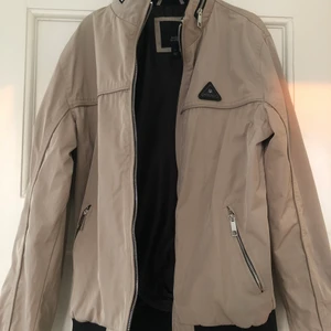 River Island Beige jacka - En River Island ”MCMLX” Vårjacka i storlek M. Inköpt våren 2020 för 800kr, använd endast ett fåtal gånger. I nyskick samt felfri! Pris: 250kr