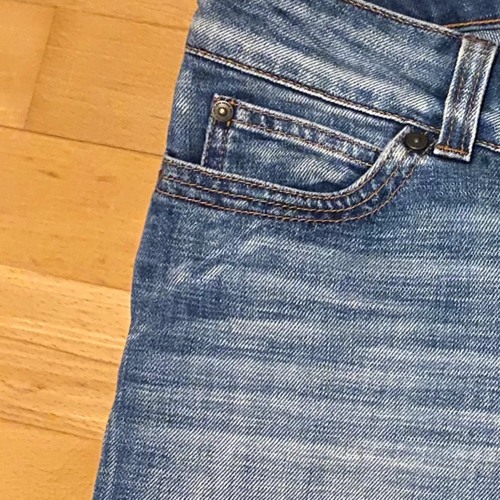 Buda eller köp direkt för 500kr!❤️INNERBENSLÄNGD 81 cm MIDJEMÅTT 79 cm❤️❤️Säljer dessa så snygga jeansen märket only. Storleken är 29/34 och byxorna är i bra skick. Köparen står för frakt annars möts jag gärna upp i Stockholm. ‼️‼️Kolla bild 3 för en rättvis bild av färgen. . Jeans & Byxor.