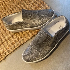 Skor med mönster - Säljer dessa sköna skor pga ingen användning. Fint skick.