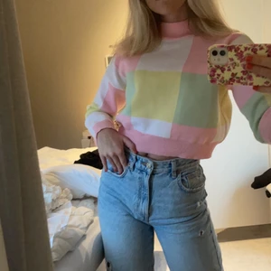 Färgglad tröja - Säljer denna färgglada tröja med låg krage då den ej används längre. Storlek S 💗💚💛