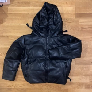 Puffjacka från Zara  i läderimitation XS - Puff i läderimitation. Oversize. Luva. Sparsamt använd. 