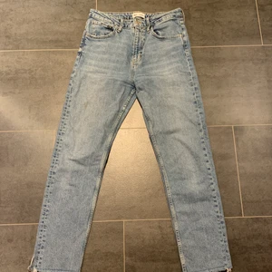 Zara jeans - Superfina raka zara jeans som tyvärr är för stora för mig. Har gått sönder lite längst ned på ena benet. 