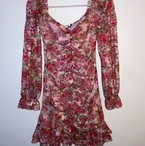 Blommig klänning  - Blommig klänning i rosa och röd. 