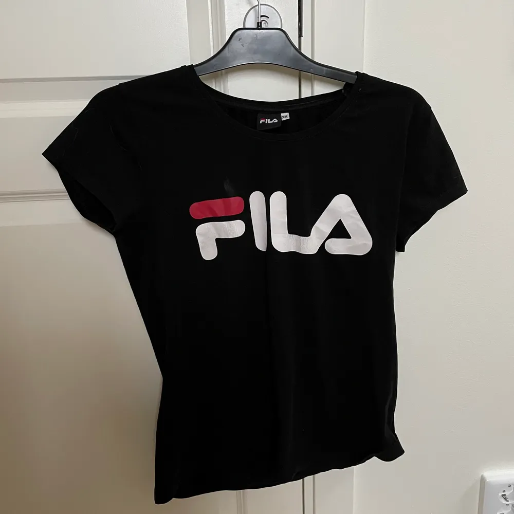 Stretchig svart fila T-shirt. Använd fåtal gånger. Storleken är 2XL men skulle påstå att den är mer en S/M. T-shirts.