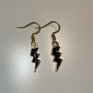Blixtörhängen - Egengjorda örhängen med svarta blixtar🖤 24kr för frakten 🤍