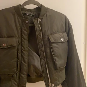 Kroppad jacka  - Grön Kroppad jacka som har andvänts vid några tillfällen. 