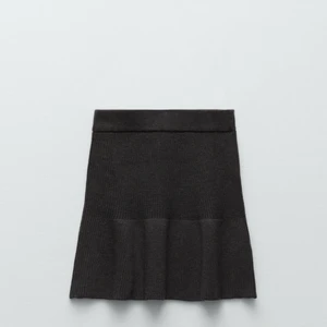 STICKAD KJOL-ZARA - Säljer denna fina helt nya stickade kjolen från Zara som är köpt i November 2021. Man kan också ha den som tröja.Jag säljer denna då den knappt kommer till användning. Den har inga slitningar eller så! Säljer direkt för 200+66kr frakt.