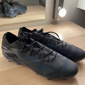 Adidas fotbollsskor  - Adidas nemeziz .1 FGAG. (Gräs/konstgräs) Använda 2 gånger är och är väldigt bra skicka. Köpte dem för ett år sedan för 2400kr ish. KOLLA SISTA BILDEN FÖR STORLEK!