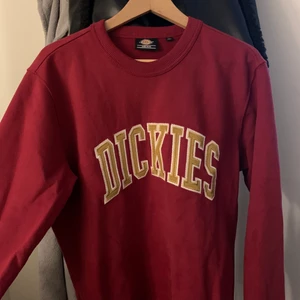 Dickies sweatshirt - Jätte fin sweatshirt ifrån dickies. Använd fåtal gånger därav jätte fint skick💗💗 köpt på herravdelningen i stl M så den är oversized!! Hör av er om ni undrar ngt. Nypris 699✨❣️ Står för frakten på denna!!!