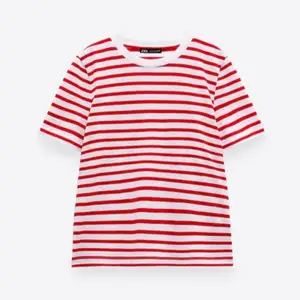 Säljer denna rödrandiga T-shirt från zara i toppskick, aldrig använd helt ny💓