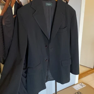 Svart blazer - Oversized blazer som är i nyskick. Den är i M men passar S med. Jättesnygg till en fin topp eller klänning och kan även användas som jacka. 150kr +frakt. Fler intresserade blir det budgivning🤩🤩🤩