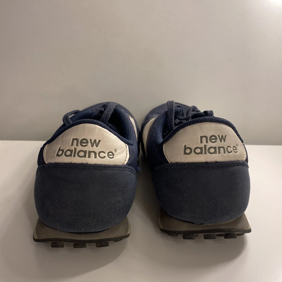 marinblå new balance 410 - 91