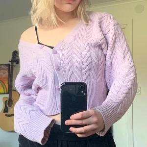 NA-KD Lila Button-up stl.xs  - Denna koftan har varit en riktig favorit. Den har det finaste mönstret någonsin och är tjock och superbekväm. Den har varit perfekt att ha på sommarkvällar och färgen är en ljuvlig lavendelaktig lila. Skicket är toppen och den är i storlek XS men passar mer som S eftersom den är lite längre i armarna. Den har tjusiga knappar i samma lavendelaktiga färg som koftan. Den är verkligen en riktig dröm-kofta!!😍😍