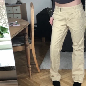 Beiga byxor  - Jätte snygga beiga byxor köpta på Plick men knappt använda💕