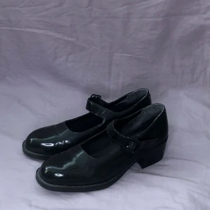 skor - ascoola skor från björn borg med liten klack sådär. jättesöta så fint till typ våren och sommaren. hyffsat bra dkick men repa på ena sidan (se bild 3)