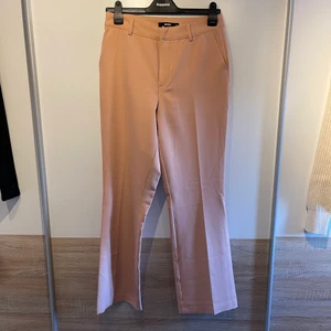 Kostymbyxor  - Jätte coola kostym byxor som är helt nya!! Köpta på bikbok ord.pris 399kr