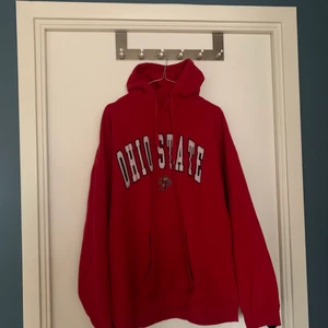 Collage hoodie  - En jättesnygg oversized hoodie. Jag säljer pga att den inte kommer till användning. Hoodien är i bra skick :))