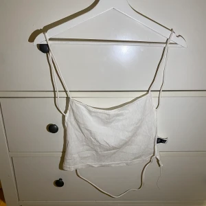 Linne  - Ett vitt linne som jag aldrig har använt. Liten i storlek