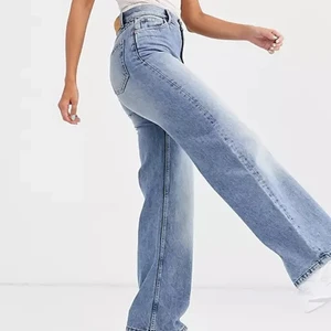 Jeans från Monki stl 24 - Säljer dessa jeansen från Monki då de har blivit för små för mig! Färgen ser lite konstig ut på blid 2 men man ser färgen lite bättre på bild 3:)🥰