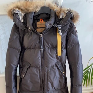 Parajumpers longbear storlek s - Säljer min Parajumpers jacka i modellen longbear, storlek s. Använd två vintrar men har mer att ge. Tar bara plats så vill bli av med den så snabbt som möjligt. Pris kan diskuteras.