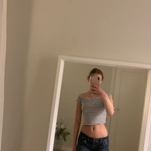 Fin topp - Hejj, säljer denna randiga fina toppen från H&M, man kan själv välja hur man vill att det ska sitta vid armarna💕bra skick💕