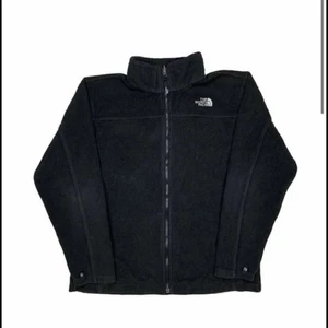 North face fleecetröja  - En svart north face fleecetröja. Den är i nyskick och säljer den p.g.a den är liten i storlek. Vid intresse kom privat för mer information👍🏼🙏