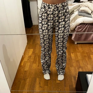 Jeans från Pull & Bear - Aldrig använda! Storlek 40, men passar mer som 38 skulle jag säga. Långa i benen för mig som är 170 (har dock ganska korta ben). Supercoola men inte riktigt min stil, därför säljer jag dem. Köparen står för frakten!