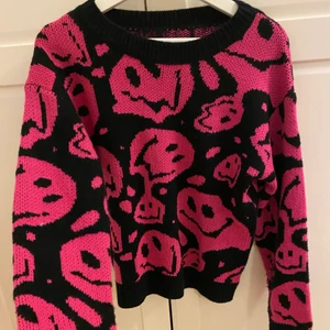 Stickad tröja - Super cool stickad tröja, nästan aldrig använd! Storlek s. Säljes för 60kr+frakt