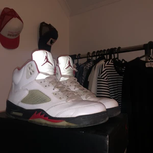 Air Jordan 5 Fire Red - Feta Jordans. De går för ca 3000kr+ och trades kan vara intressant.