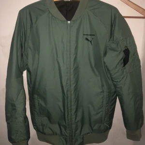 Puma jacka grön - Jacka från PUMA i strl S. Så gott som oanvänd då jag köpte fel storlek 🤦🏼‍♀️. Påminner om en bomberjacka, jätte snygg. 