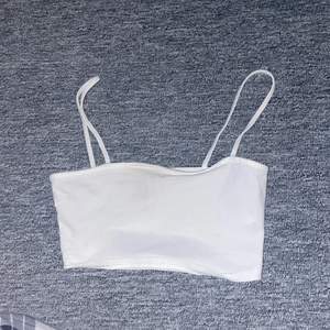 Detta korta vita linne är i storlek XS och köpt från H&M, använt de typ 1-2 gånger 