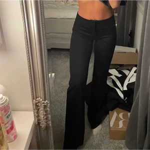  Lågmidjade kostymbyxor  - Svarta lågmidjade kostymbyxor från pull and bear. Lånade bilder, använda en gång! Bud på 350kr+ frakt