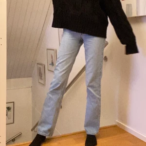 Weekday jeans  - Sjukt snygga weekday jeans som har varit mina favorit jeans länge. Dom är i super skick även fast dom är väl använda. Dom är storlek 32 i längden och 24 i midjan. Passar perfekt i längden på mig som är 172 cm men är tyvärr lite försmå i midjan för mig därav säljer jag dem. 💞💞Köpare står för frakt 🚚 