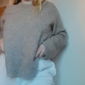 By Malene Biger  - Detta är en äkta By Malene biger stickade tröja i storlek M I stickad material och den är typ mörk begie och har en slits vid armen super fin har använt den 1-2 gånger men inte mera. Jag köpte tröjan för 1500 kr nu får ni denna för 1000 kr 