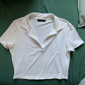 vit polotröja - vit polotröja cropped. stl L om man vill ha den tight, annars overisze