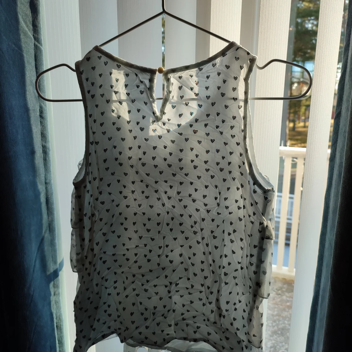 Vit linne med små svarta hjärtan strl S - 90