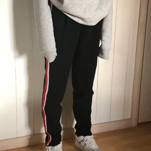 Byxor - Sköna svarta byxor från Zara, går både att klä upp och ner!❤️‍🔥 Hör av dig för mer info och bilder. Köparen står för frakt📦