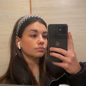 Hundtandsmönstrad diadem - Skitsnyggt diadem i nyskick💋 köpt för typ 200