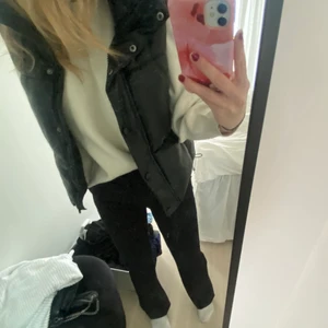 Väst - Jättesnygg väst i skinnaktigt material, perfekt till våren! köpt på zara för 559, i bra skick 🤎 