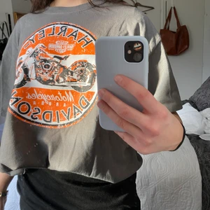 Oversized T-shirt - En oversized T-shirt med ett ascoolt tryck! Köpt utomlands så det är inget specifikt märke. Däremot är den jätteskön på med en bra passform för dig som gillar lite oversized✨  Frakt tillkommer😇 