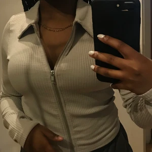 H&M tröja - Mysig topp från hm som jag tror är slutsåld, passar till det mesta, skriv om du har frågor