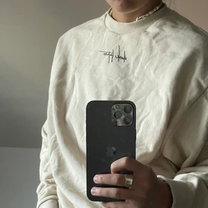 Collagetröja - Beige tjocktröja från Asos, använd väldigt lite 