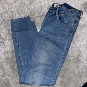 Ljusblå jeans