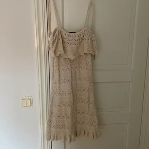 Klänning  - Säljer denna urläckra strandklänning i strl M. Går att justera banden. Går också att ta bort dom. Väldigt gott skick. Skriv vid intresse. Frakt står du för💕