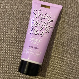 Bodypeeling - En bodypeeling från sence använd 1 gång runt 140 ml i den luktar jätte bra och jätte skön mot kroppen  